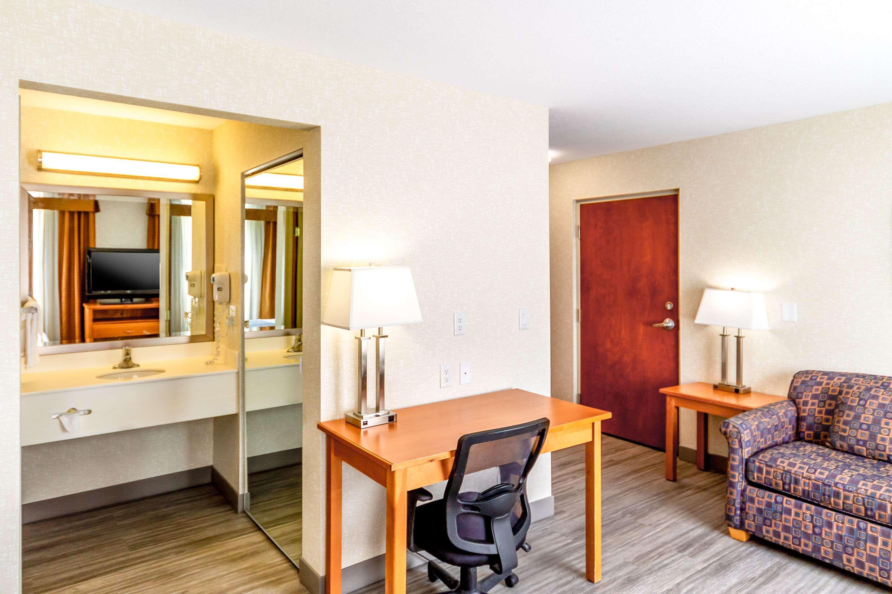 Econo Lodge Inn & Suites University Calgary Exterior photo