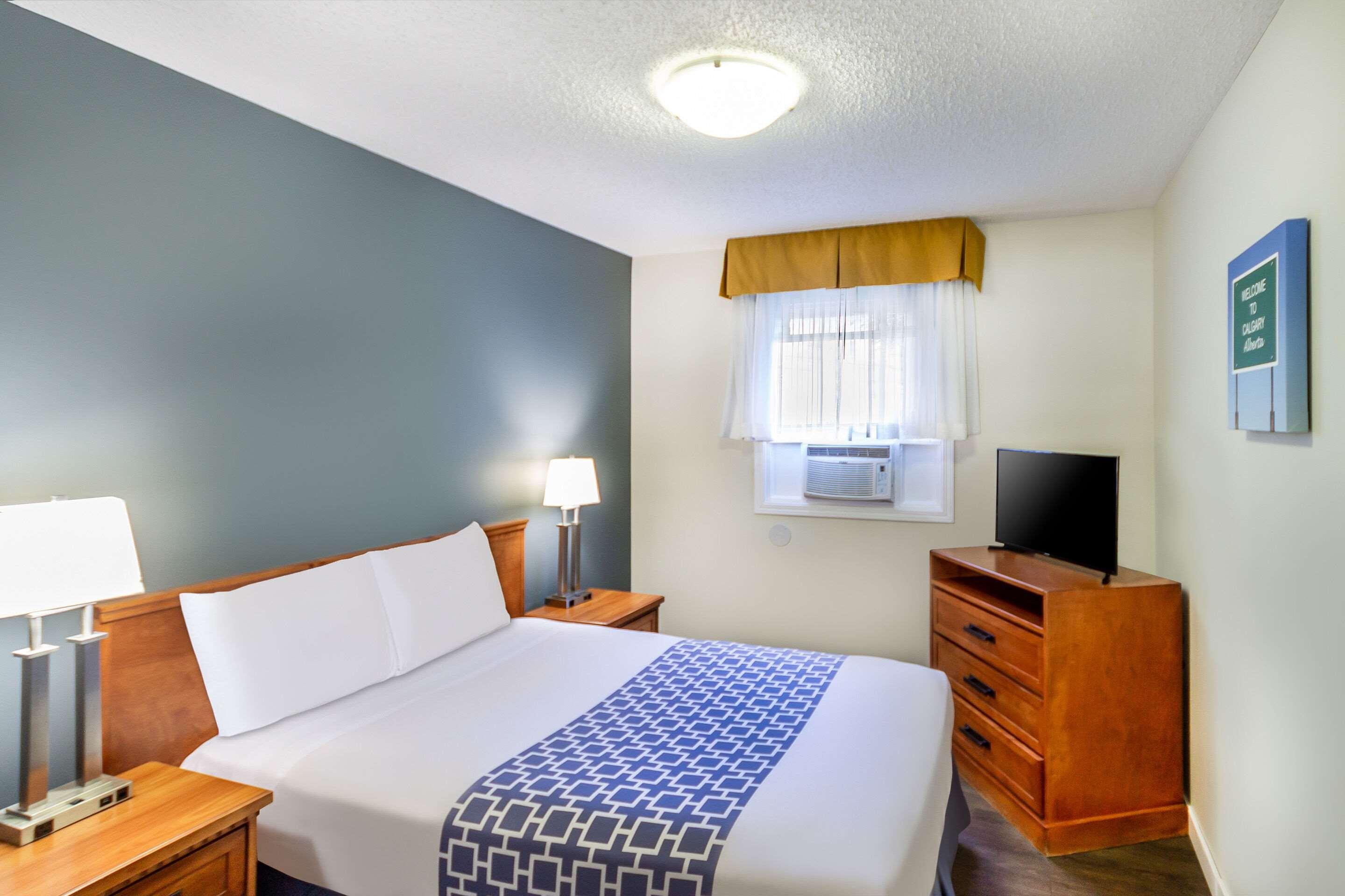 Econo Lodge Inn & Suites University Calgary Exterior photo